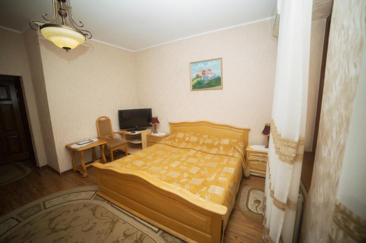 Готель «Вишневий Сад» Mukaçeve Dış mekan fotoğraf