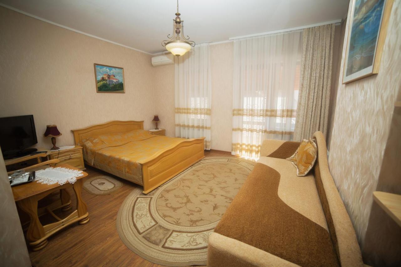 Готель «Вишневий Сад» Mukaçeve Dış mekan fotoğraf