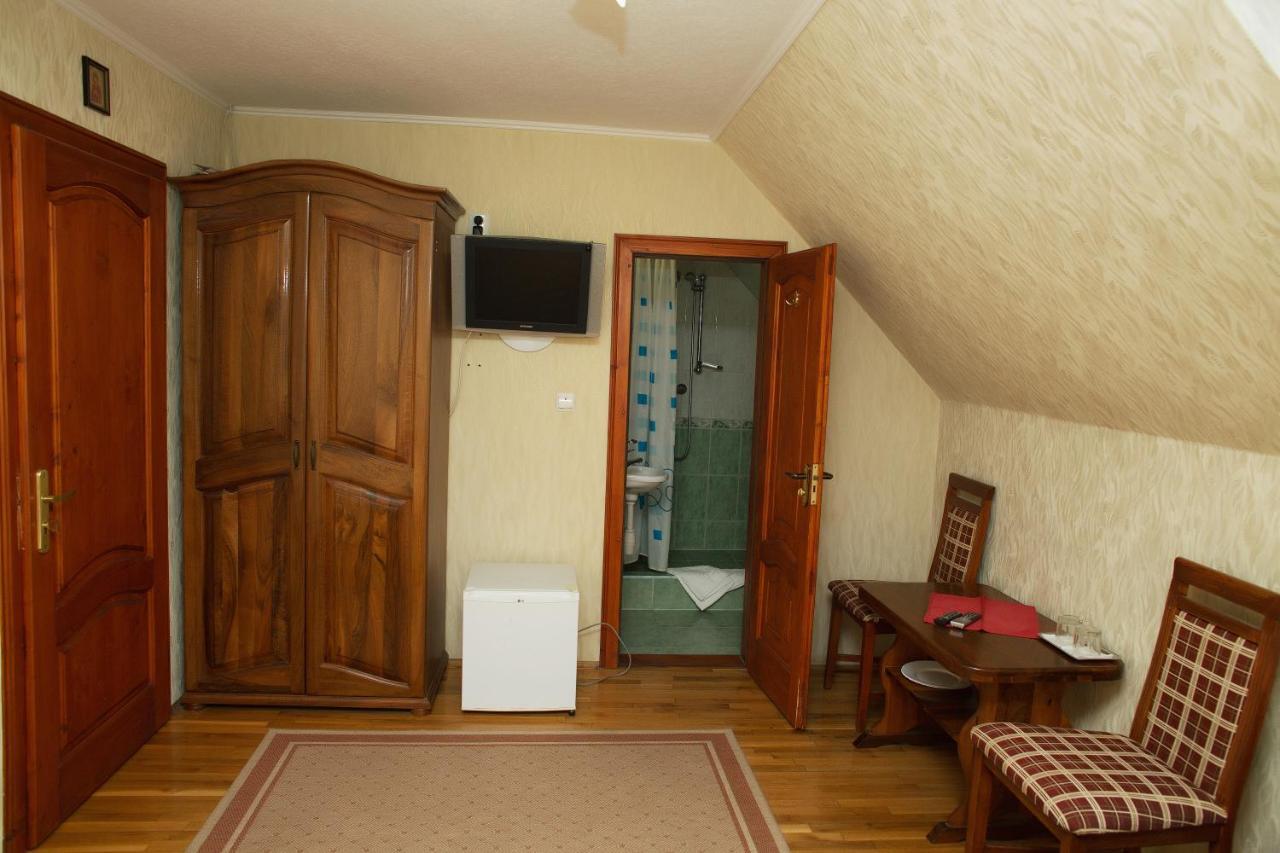 Готель «Вишневий Сад» Mukaçeve Dış mekan fotoğraf